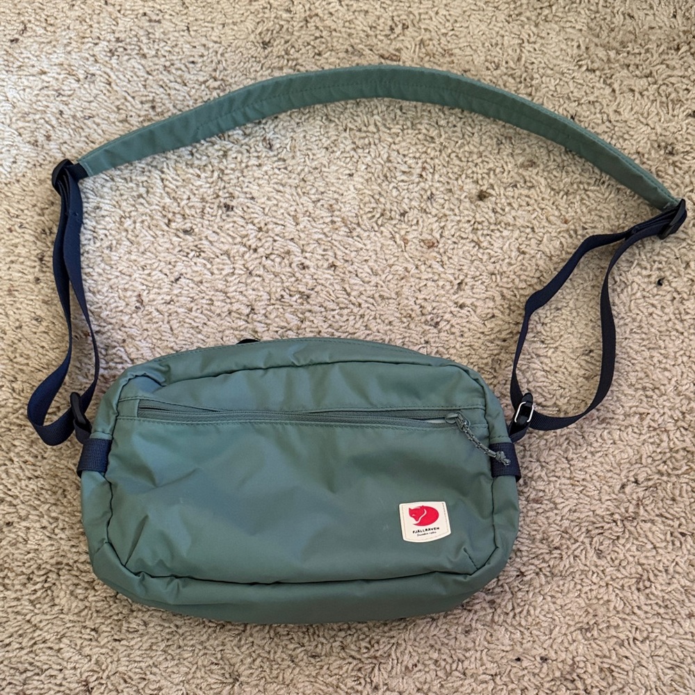 Fjaallraven HIGH COAST CROSSBODY in 614 - Patina Green